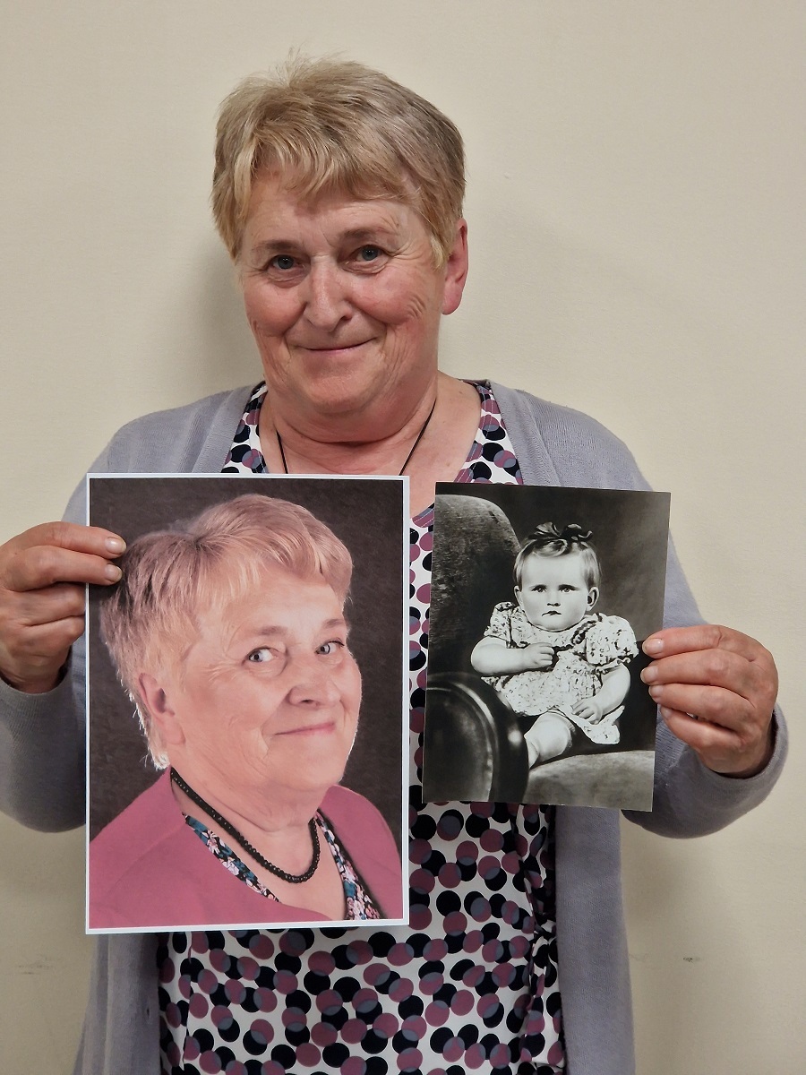 zdjęcie przedstawia seniorkę trzymającą w prawej dłoni aktualne zdjęcie portretowe a w lewej zdjęcie z dzieciństwa