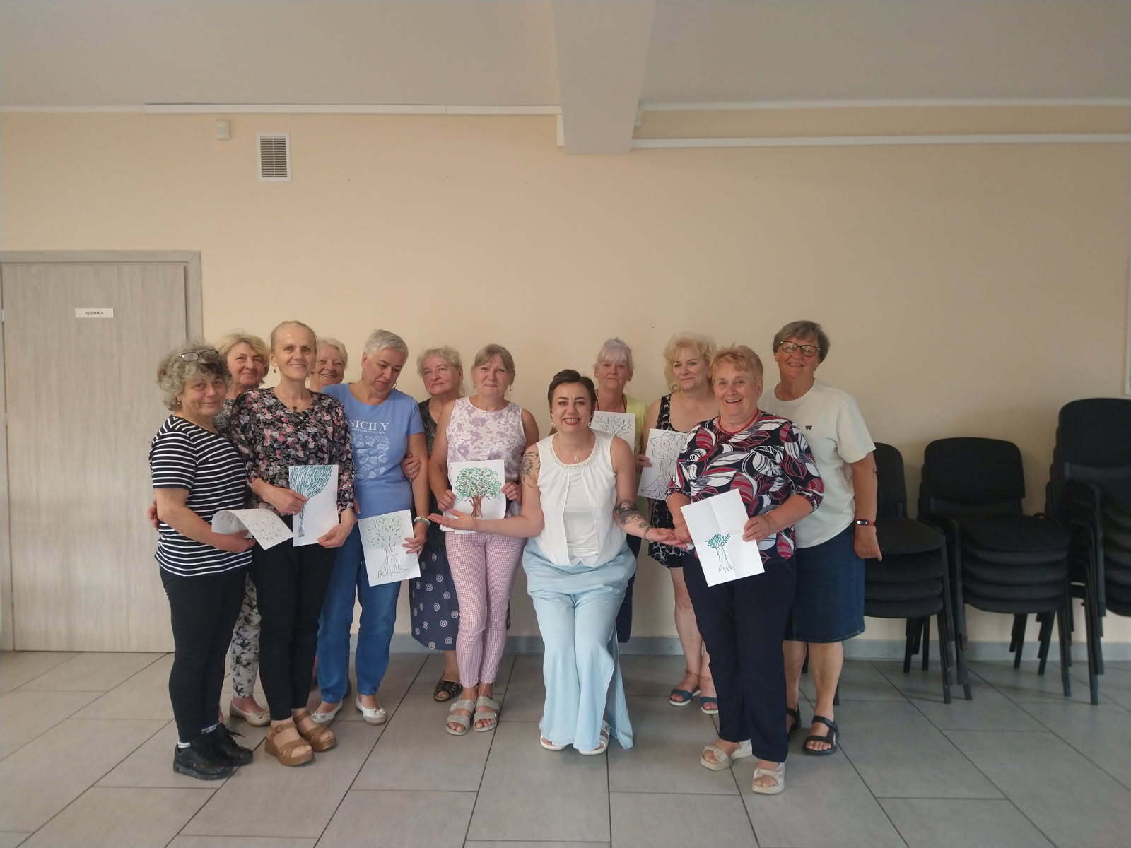 zdjęcie grupowe uczestniczek Klubu seniora w świetlicy wiejskiej