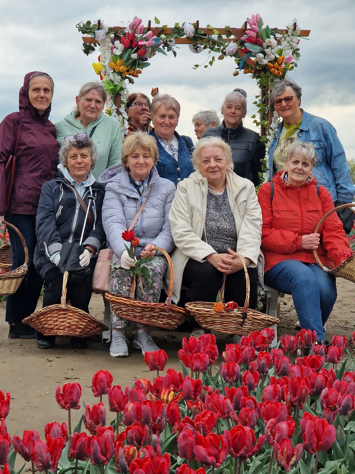 uczestniczki wycieczki w gospodarstwie rolnym wśród tulipanów