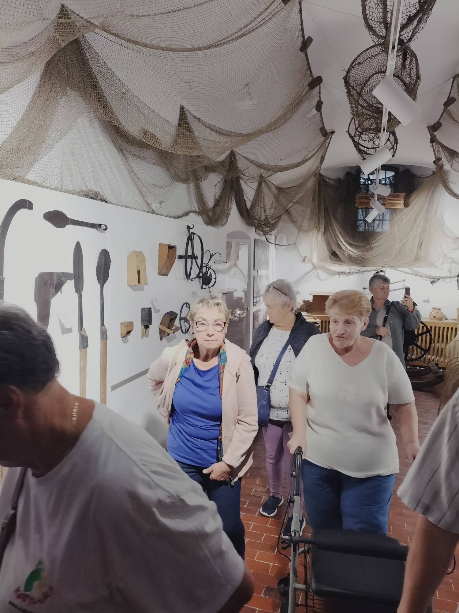 uczestniczki klubu seniora zwiedzają muzeum