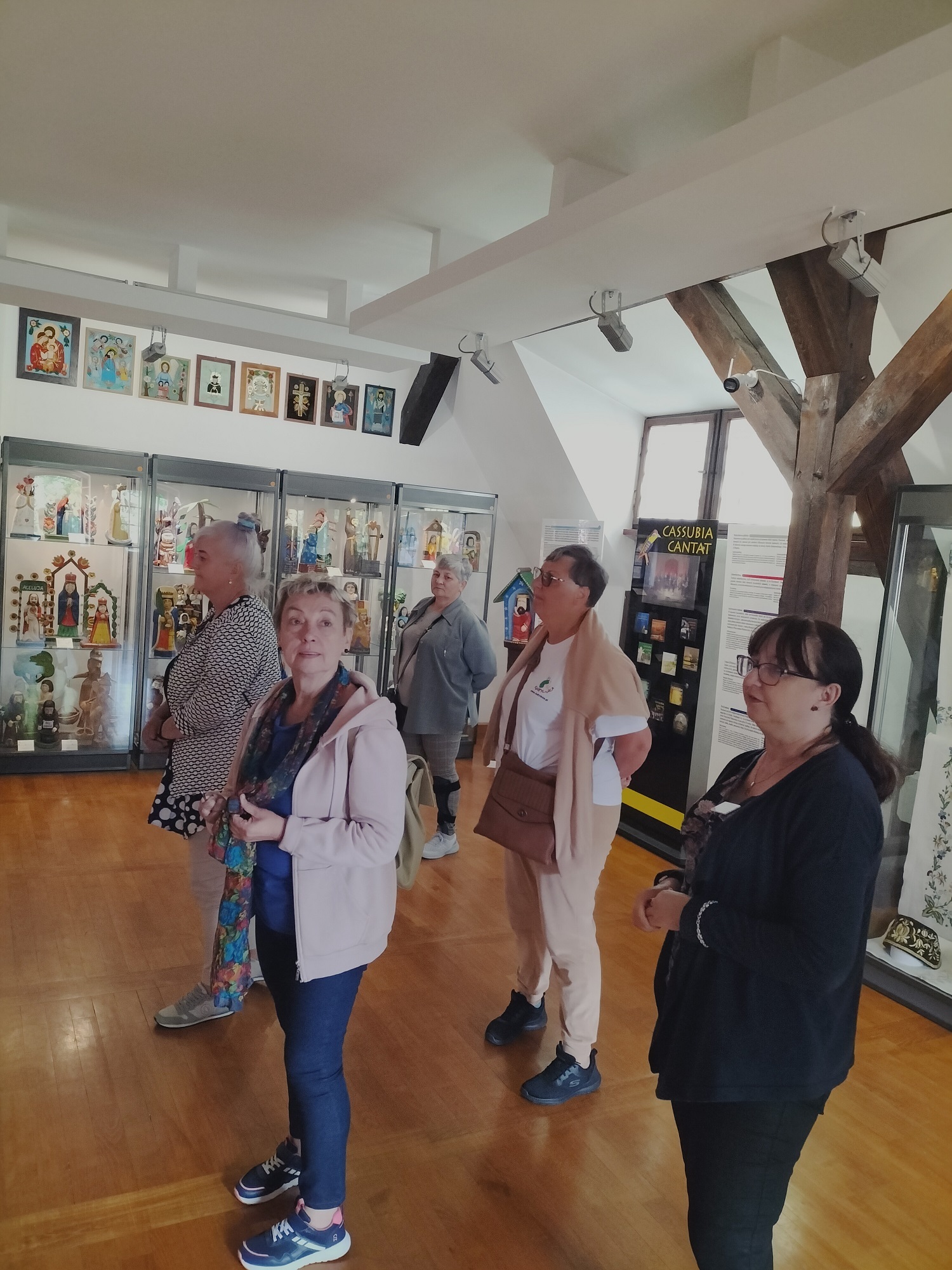uczestniczki Klubu Seniora zwiedzają muzeum