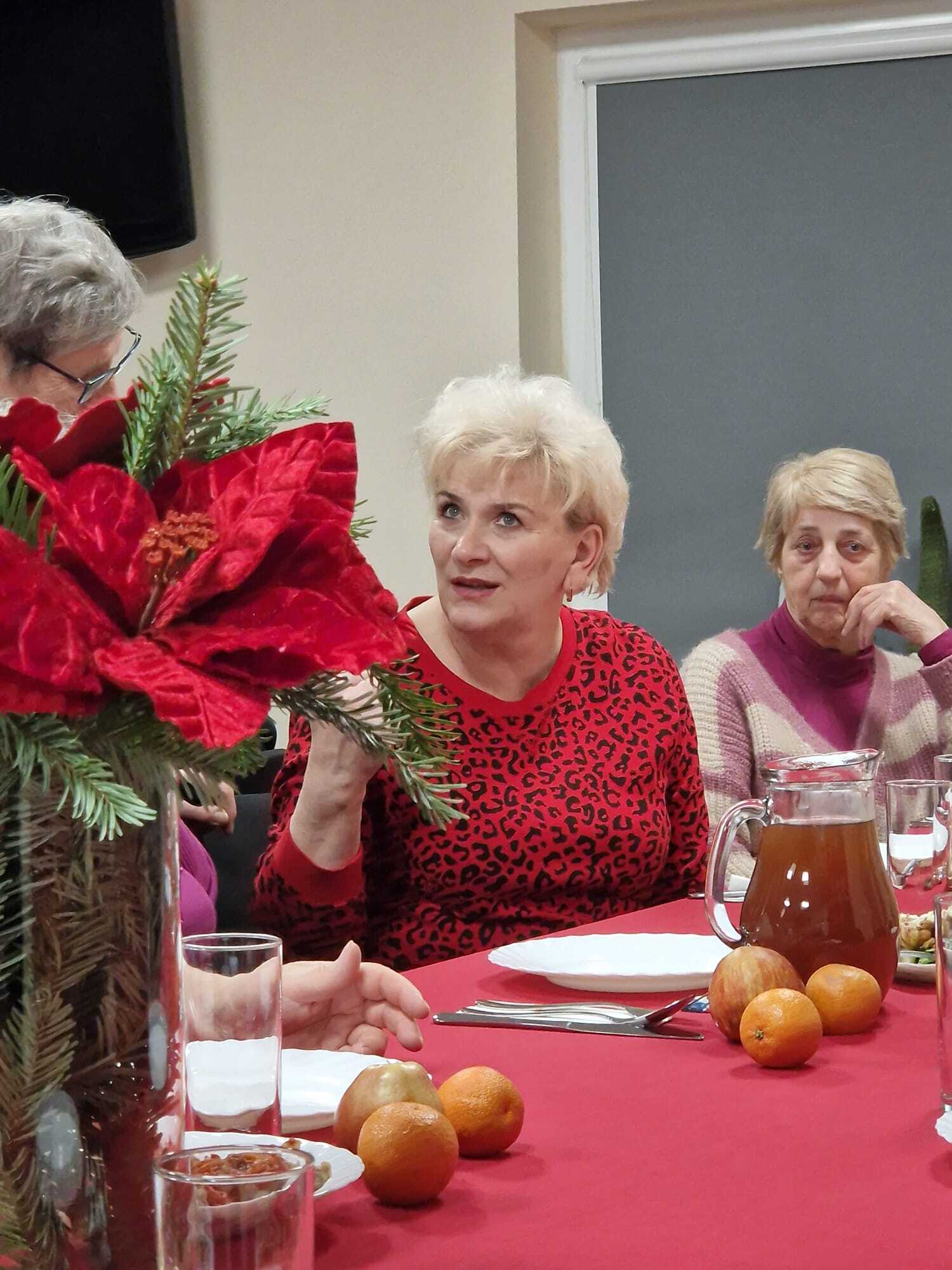 dwie uczestniczki spotkania siedzące przy stole mikołajkowym