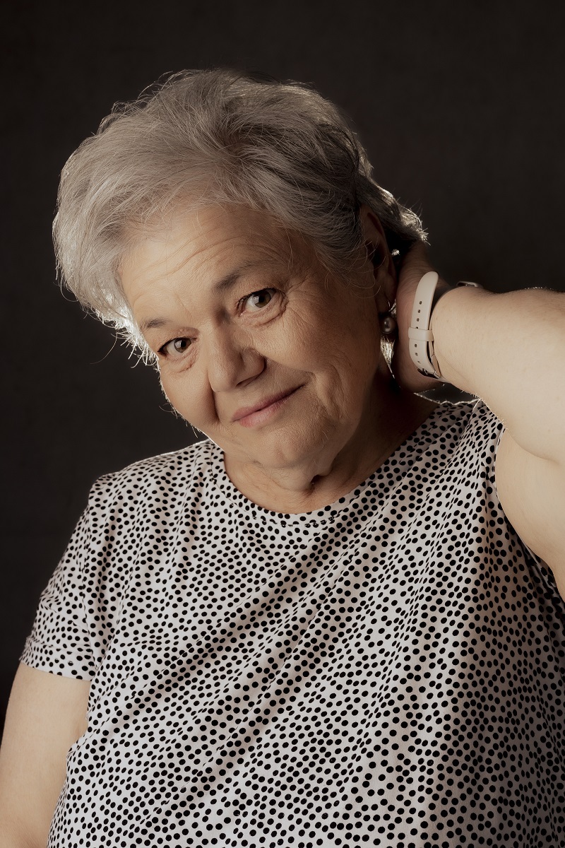 zdjęcie przedstawia portret uczestniczki sesji z wykonanym makijażem i fryzurą