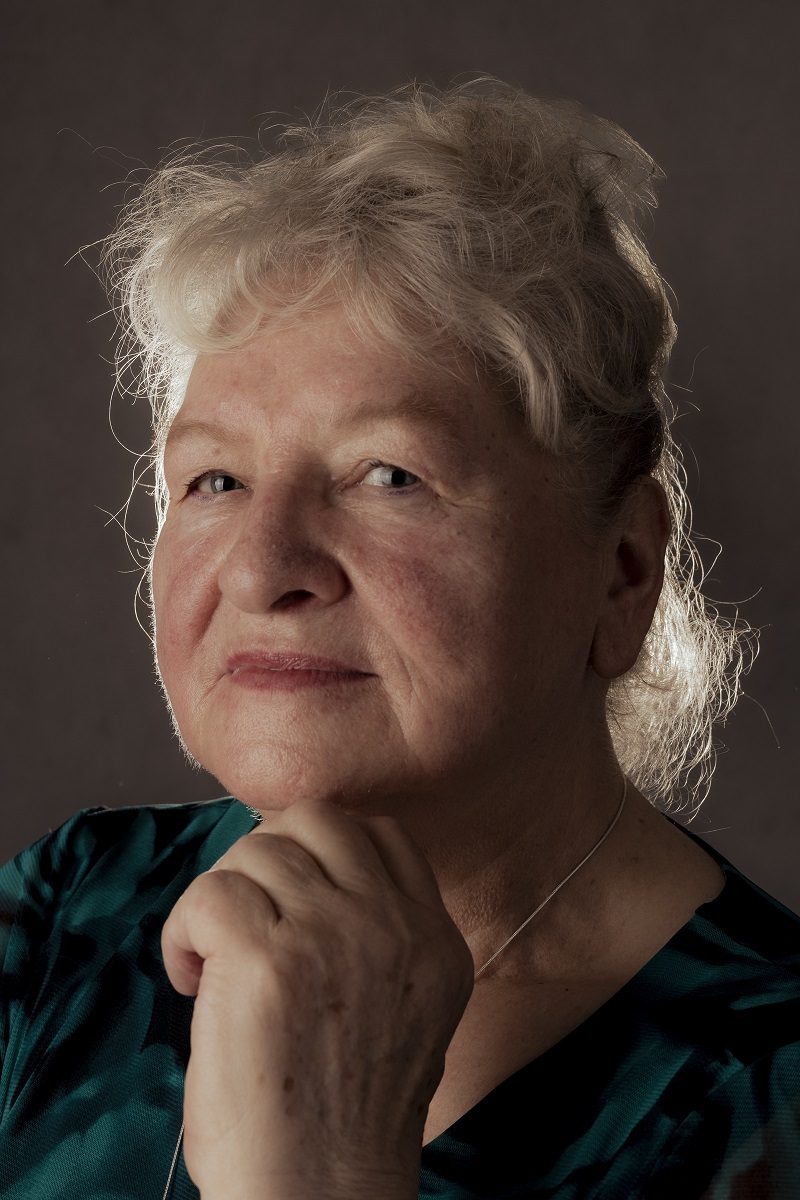 zdjęcie przedstawia portret uczestniczki sesji z wykonanym makijażem i fryzurą