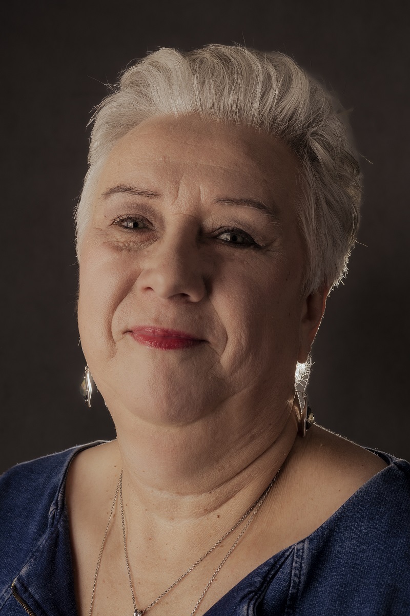 zdjęcie przedstawia portret uczestniczki sesji z wykonanym makijażem i fryzurą