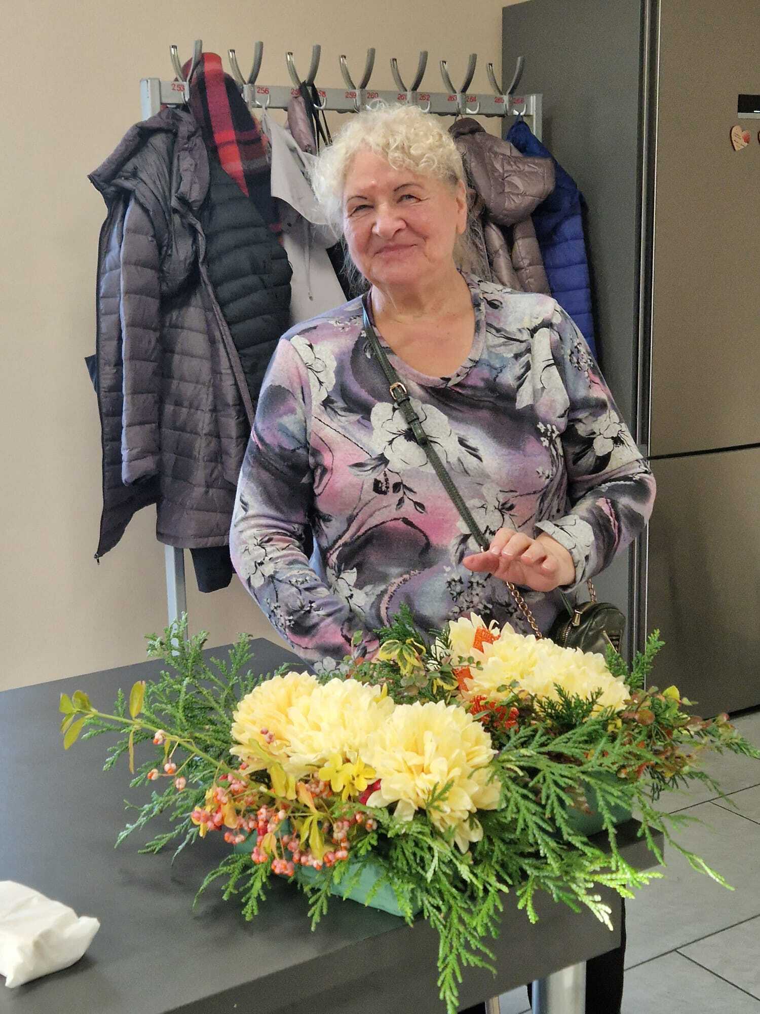 uczestniczka warsztatów prezentująca gotowy stroik