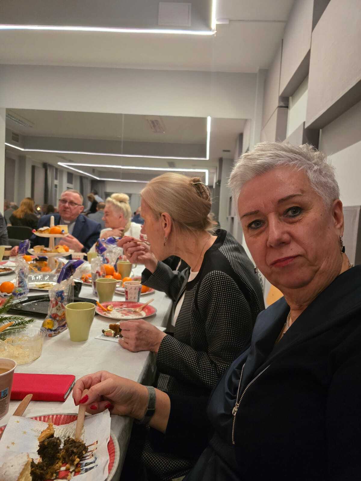 dwie uczestniczki Klubu Seniora siedzące przy stole wigilijnym