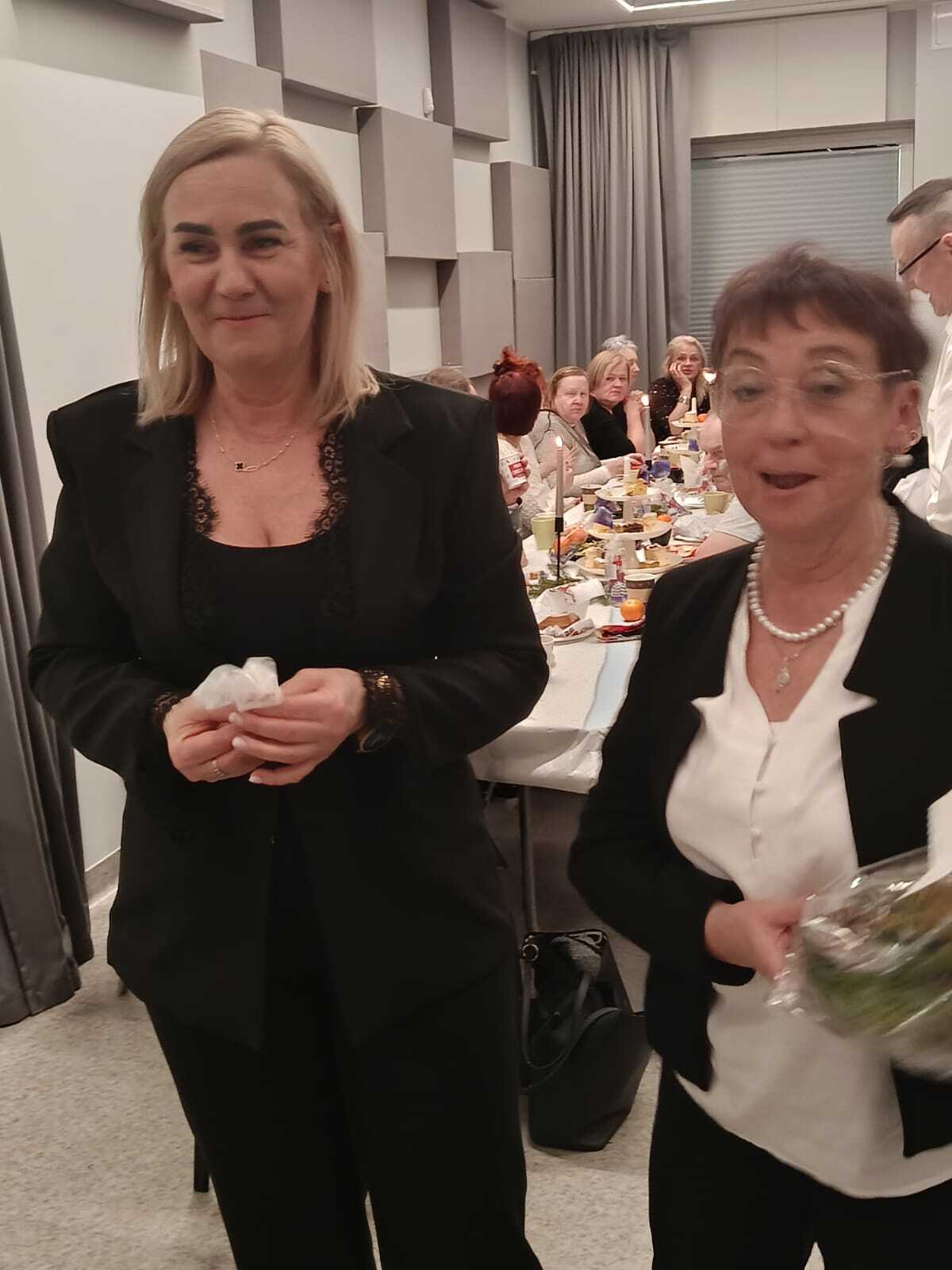 uczestniczka Klubu Seniora sojąca w towarzystwie Kierownika Ośrodka Pomocy Społecznej w Kobylnicy