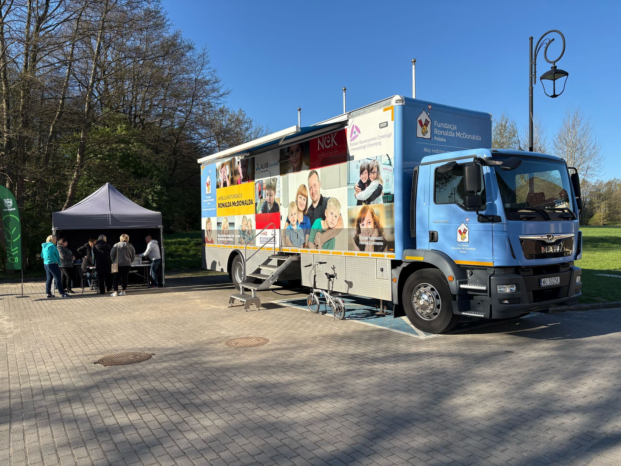 zdjęcie przedstawiające mobilny wóz fundacji, w którym przeprowadzane są badania profilaktyczne