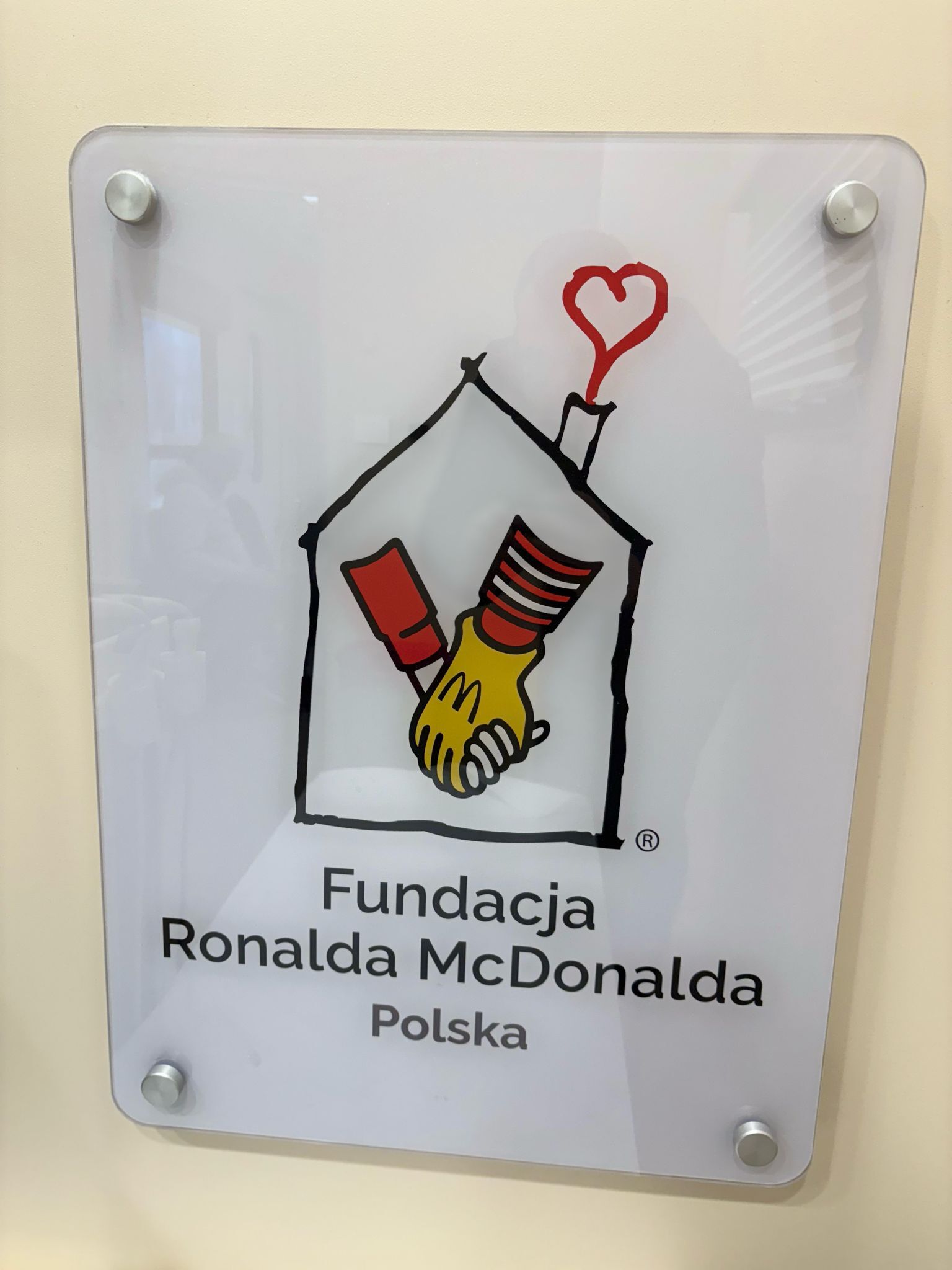 zdjęcie loga fundacji Ronalda McDonalda