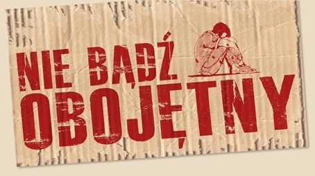 grafika przedstawia napis o treści: "nie bądź obojętny" oraz sylwetkę siedzącego na ziemi mężczyzny